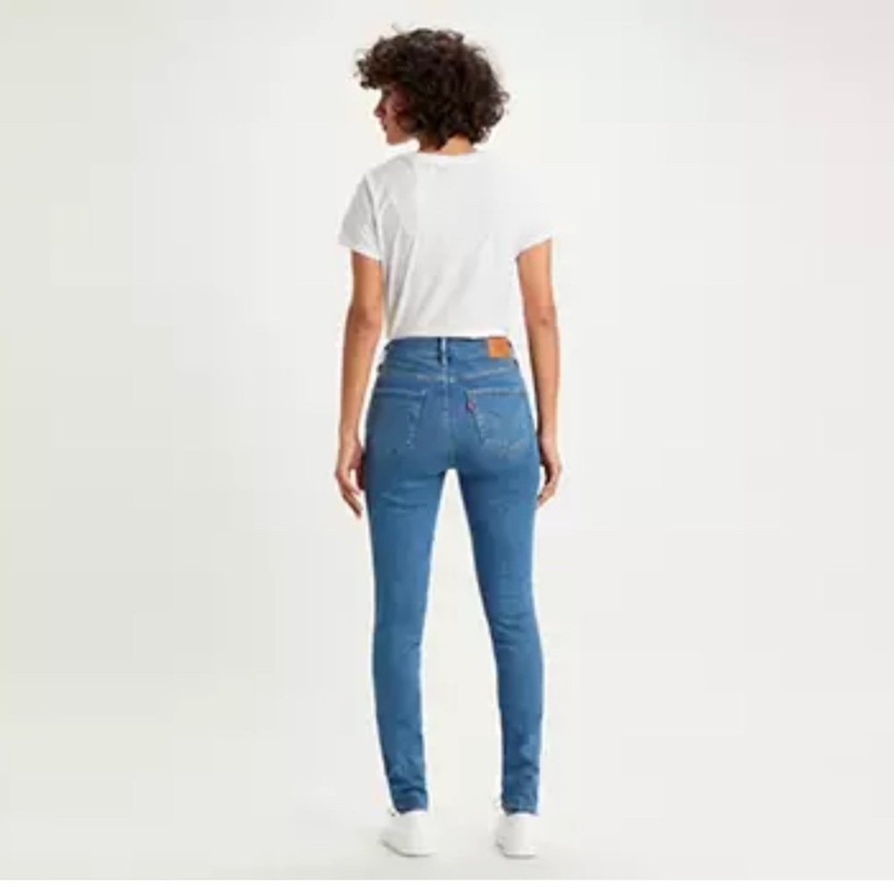 Levi’s high rise skinny distressed hem
